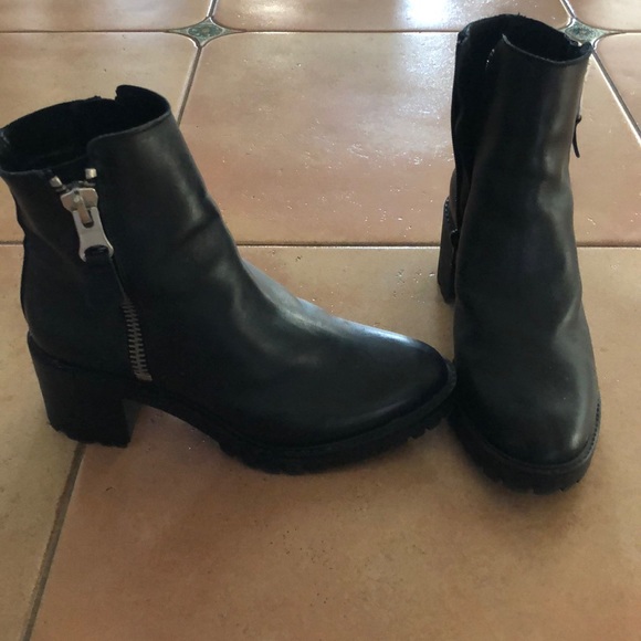 Leather Comfortable boots. Amazing for fall. - Picture 1 of 1